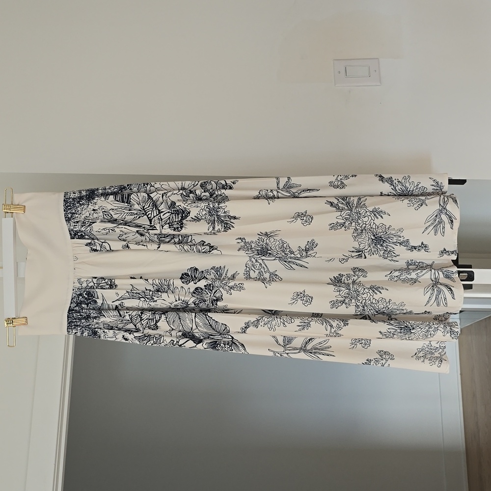 Chic Navy and White Floral A-Line Skirt